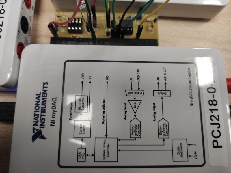 Fichier:Photo myDAQ Carte Non Inverseur.jpg